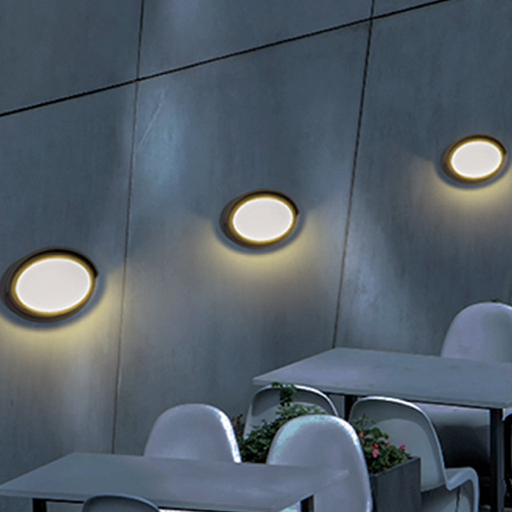 BLACKWATER RAINPROOF OUTDOOR WALL SCONCE IN MINIMALIST DESIGN