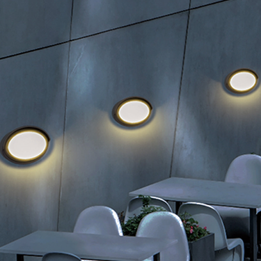 BLACKWATER RAINPROOF OUTDOOR WALL SCONCE IN MINIMALIST DESIGN