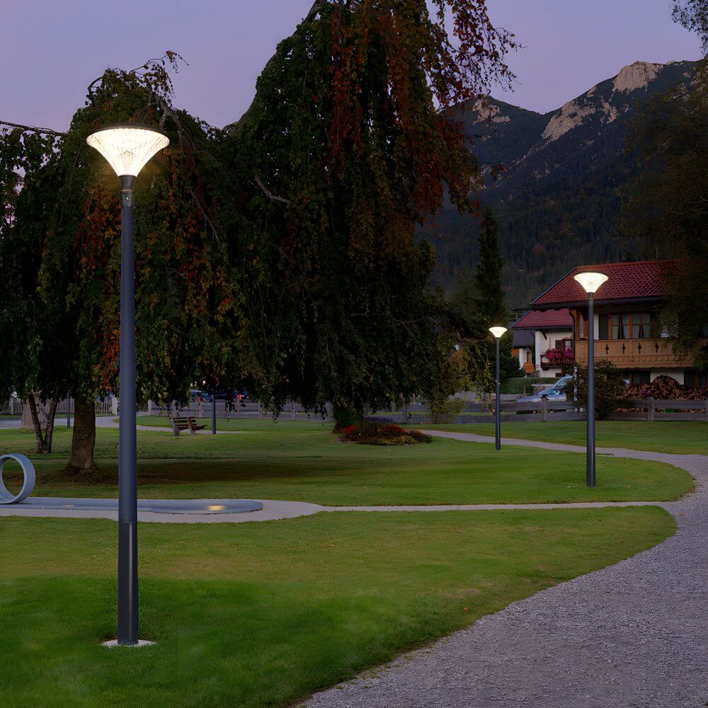 RAVENSHIRE SOLAR STREET LANTERN WITH BLACK POLE