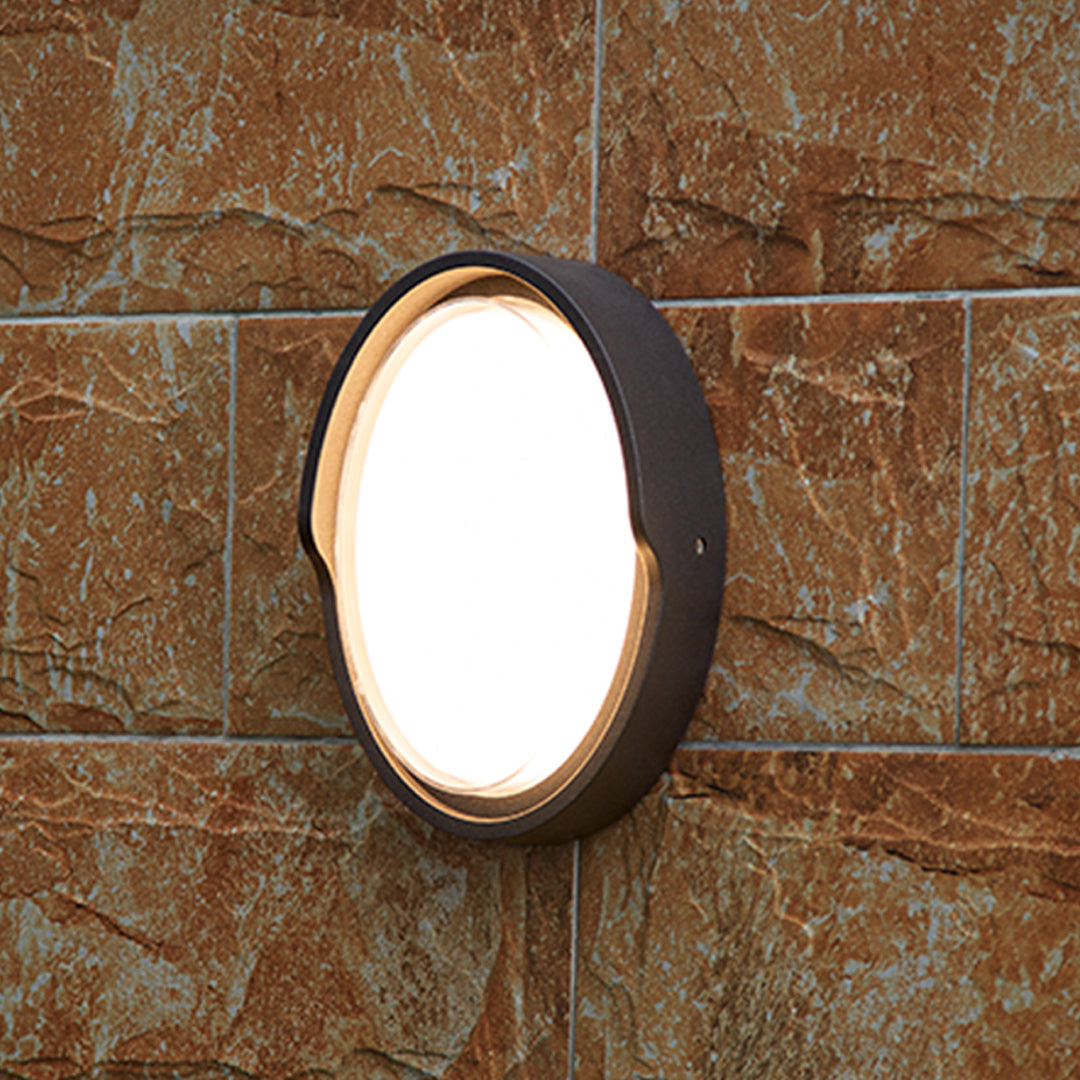 BLACKWATER RAINPROOF OUTDOOR WALL SCONCE IN MINIMALIST DESIGN
