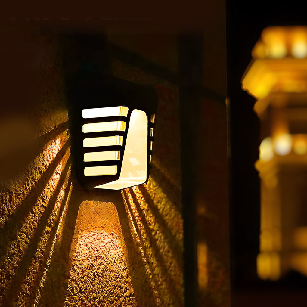 RAVENSCROFT SOLAR-POWERED LED OUTDOOR WALL LANTERN