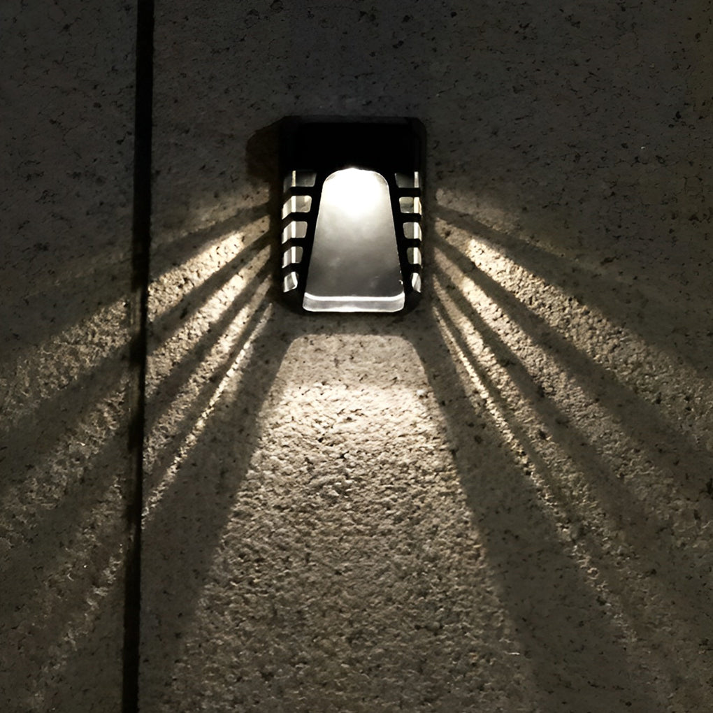RAVENSCROFT SOLAR-POWERED LED OUTDOOR WALL LANTERN