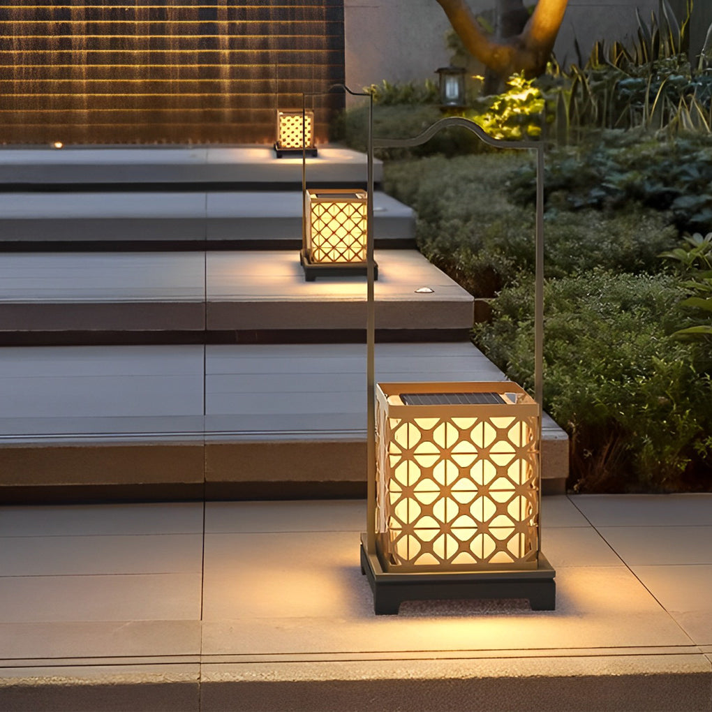 WINTHORPE SOLAR-POWERED WATER-RESISTANT GARDEN ILLUMINATOR