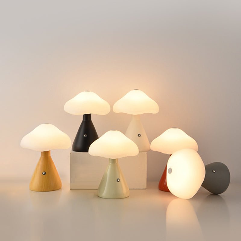 WINTHORPE METALLIC MUSHROOM-FORM LED TABLE LAMP
