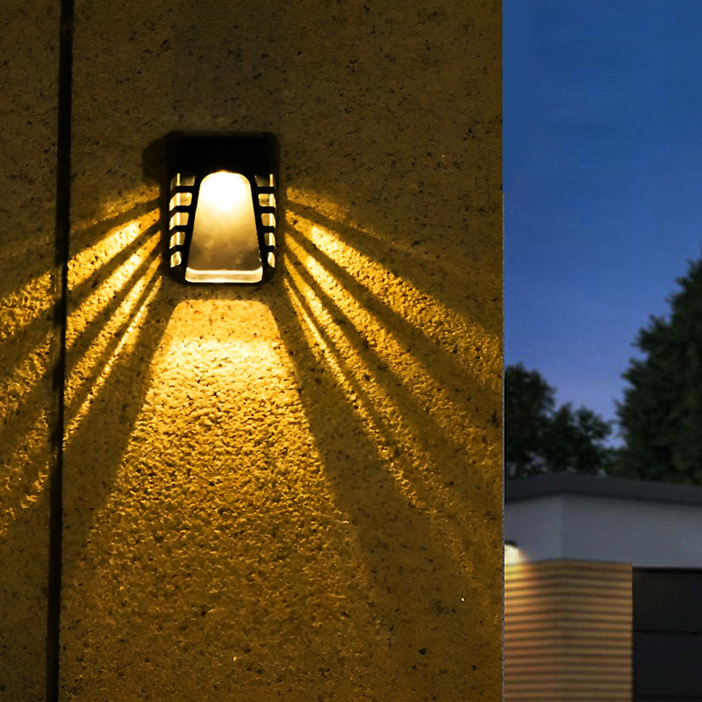 RAVENSCROFT SOLAR-POWERED LED OUTDOOR WALL LANTERN