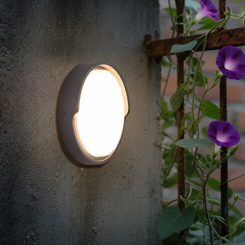 BLACKWATER RAINPROOF OUTDOOR WALL SCONCE IN MINIMALIST DESIGN