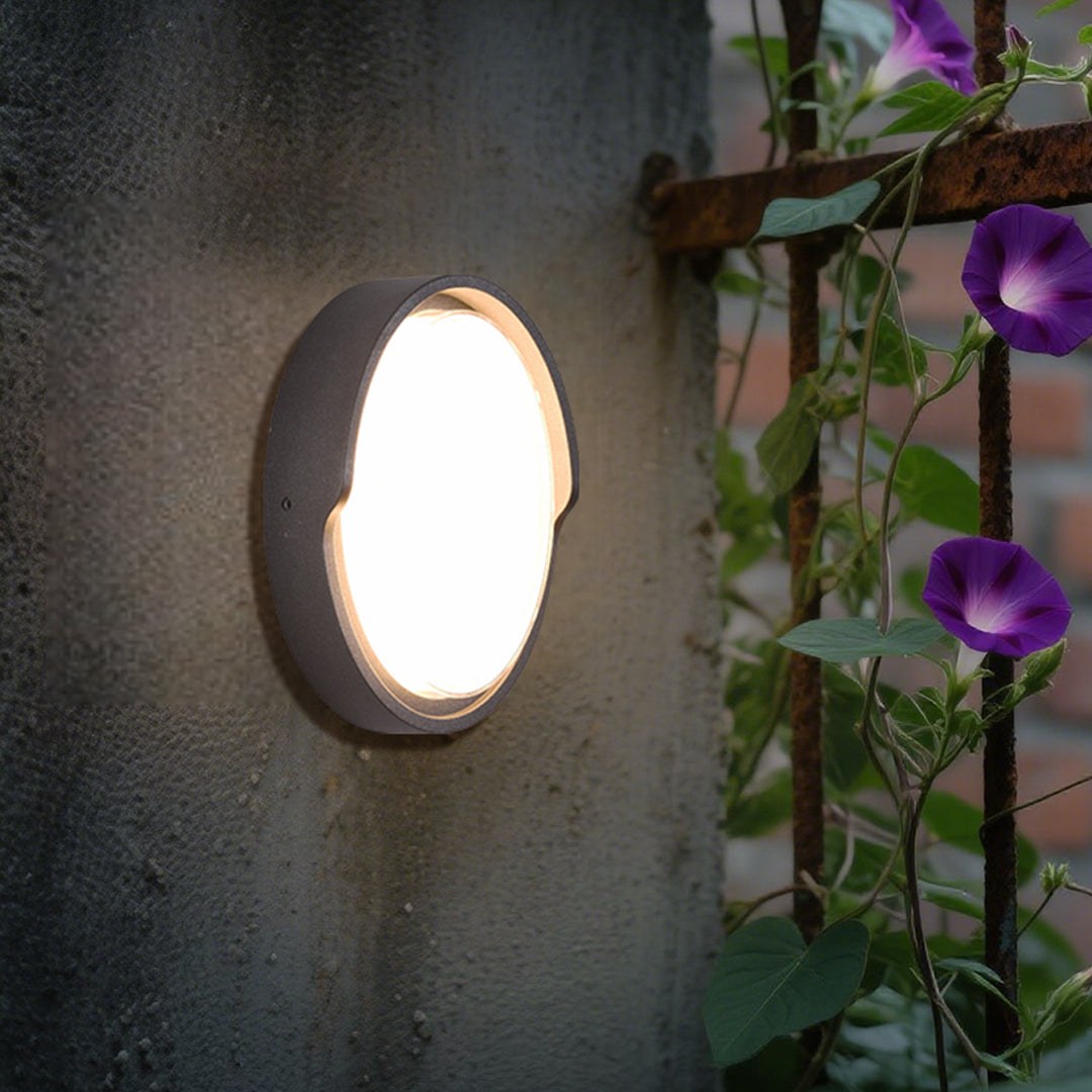BLACKWATER RAINPROOF OUTDOOR WALL SCONCE IN MINIMALIST DESIGN