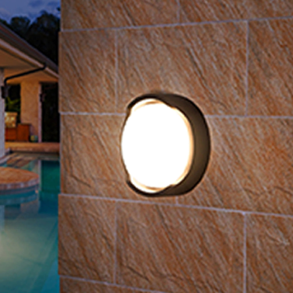 BLACKWATER RAINPROOF OUTDOOR WALL SCONCE IN MINIMALIST DESIGN