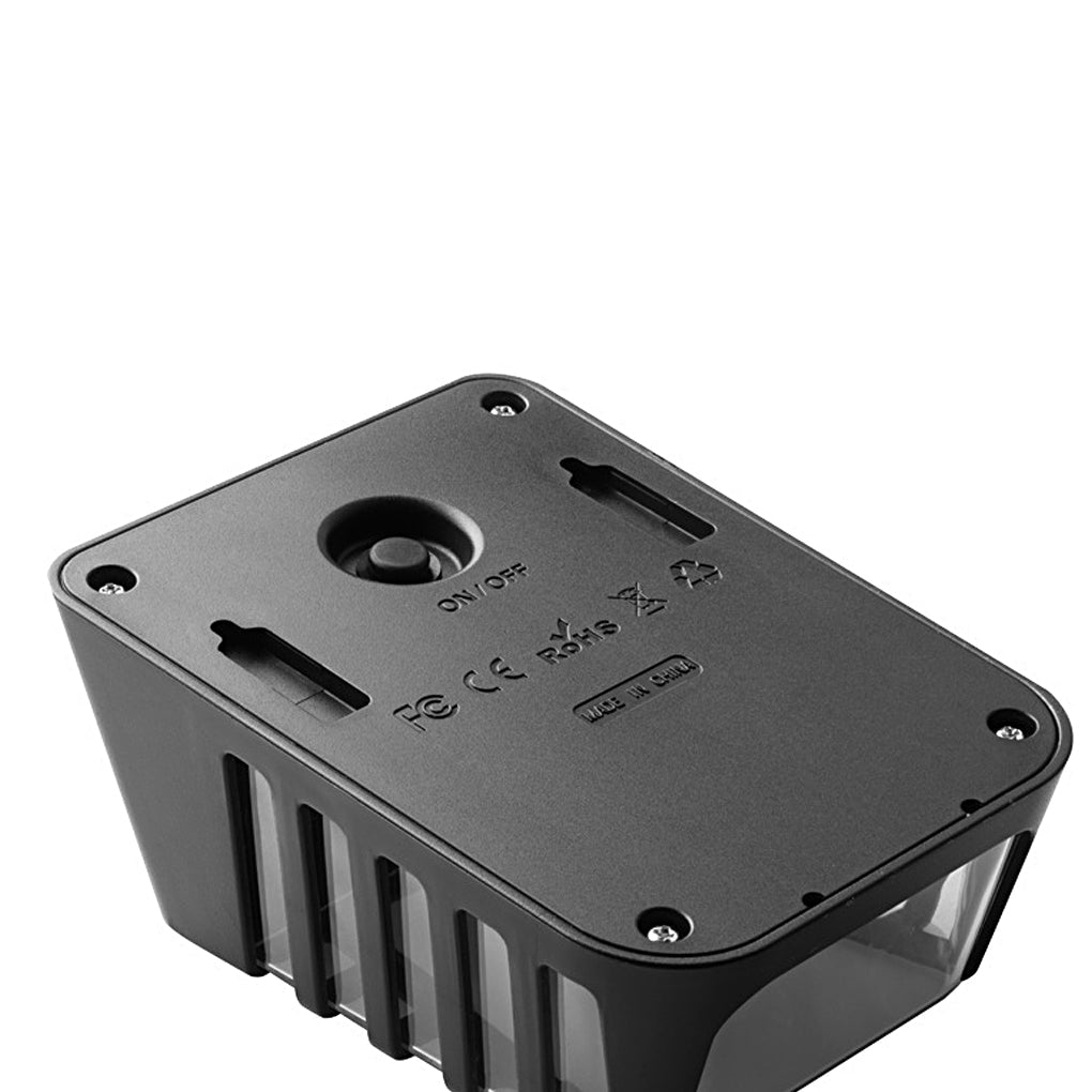 RAVENSCROFT SOLAR-POWERED LED OUTDOOR WALL LANTERN