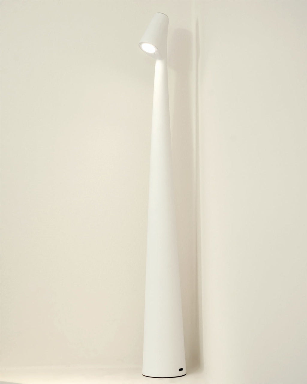 WINDSOR WICKED WIRELESS TABLE LANTERN