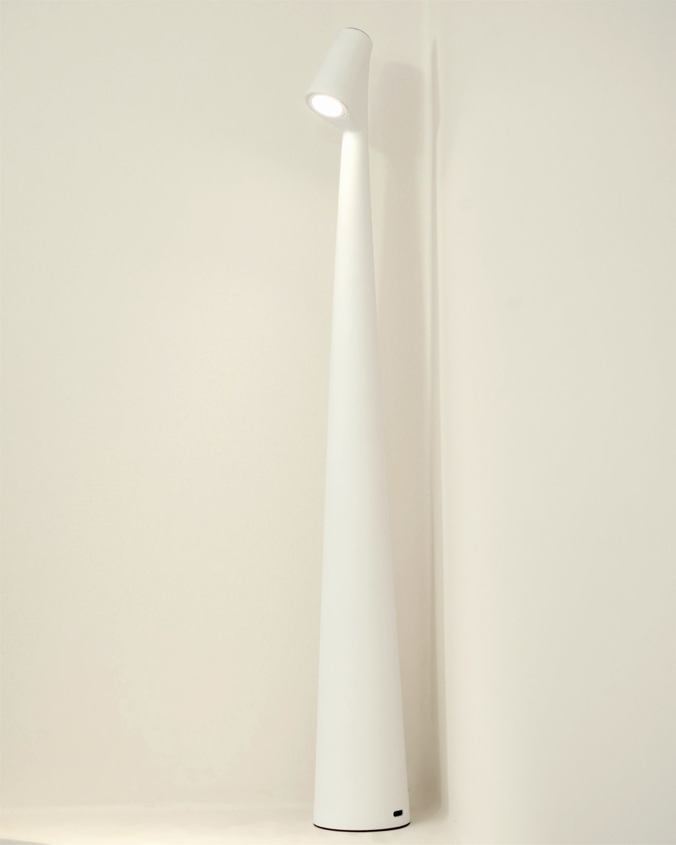 WINDSOR WICKED WIRELESS TABLE LANTERN