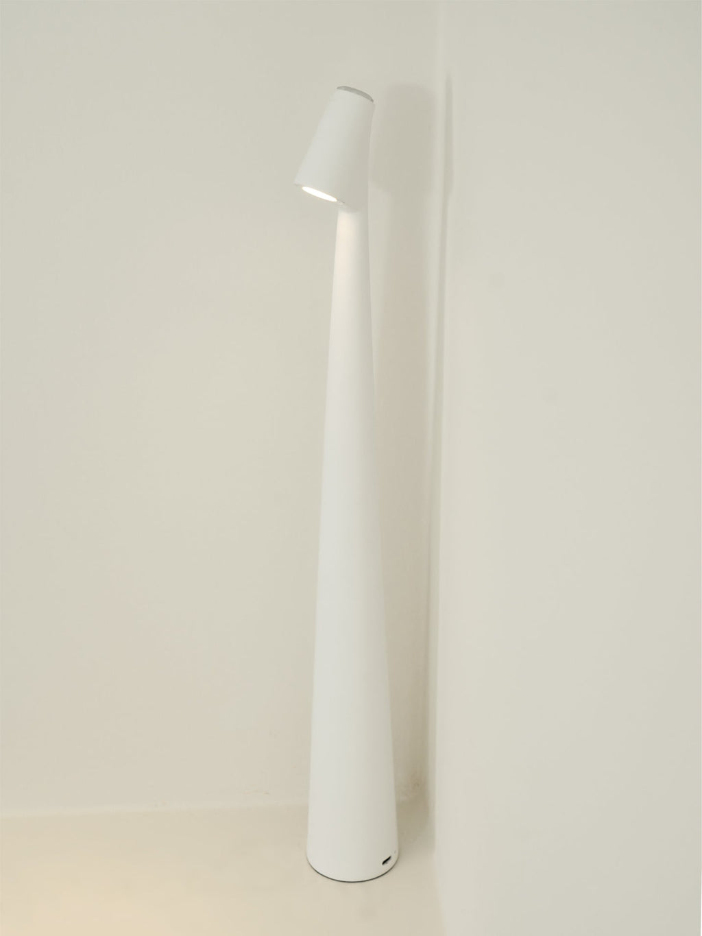 WINDSOR WICKED WIRELESS TABLE LANTERN