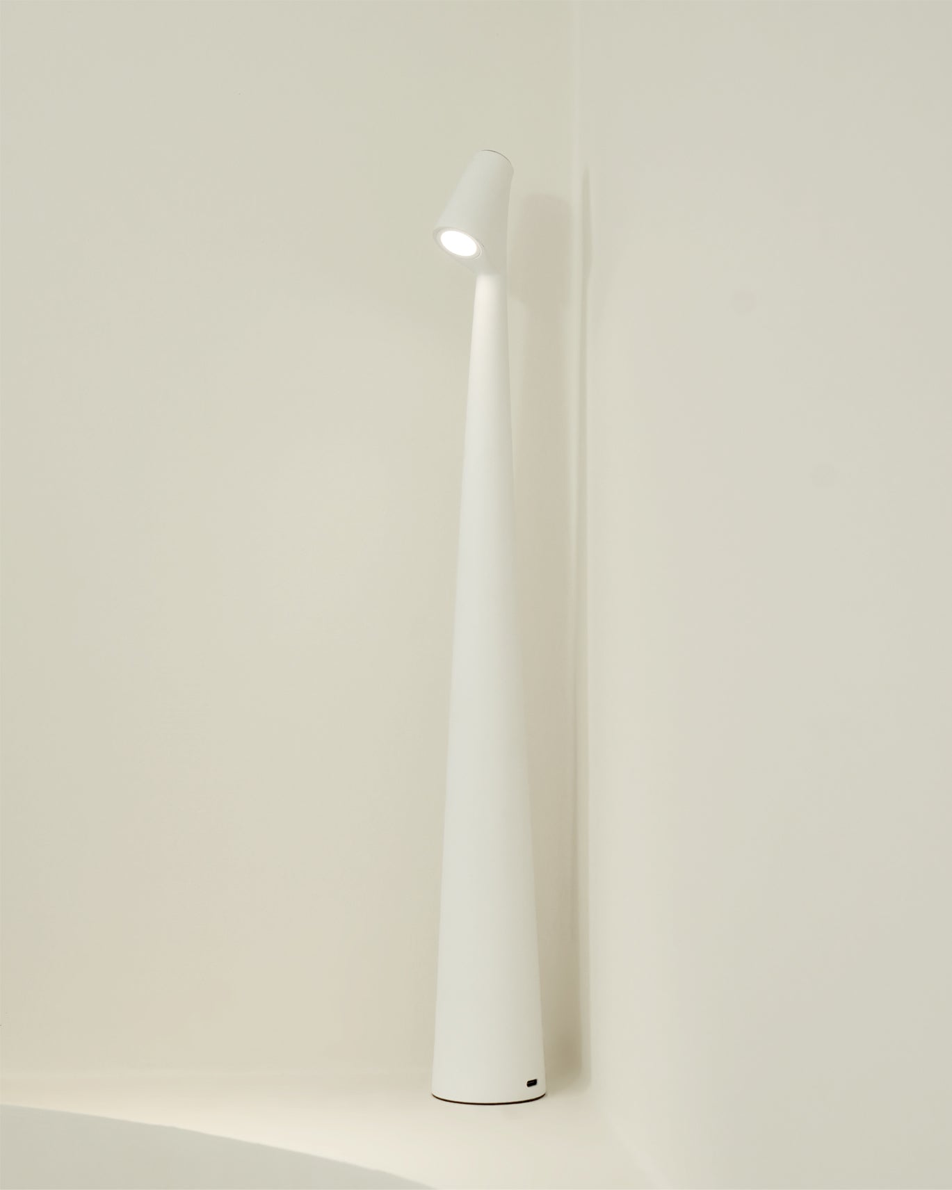 WINDSOR WICKED WIRELESS TABLE LANTERN