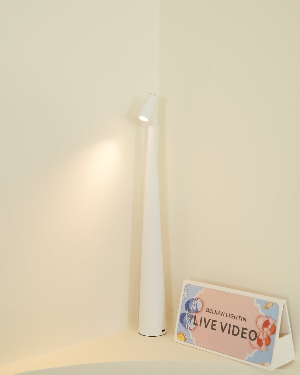 WINDSOR WICKED WIRELESS TABLE LANTERN