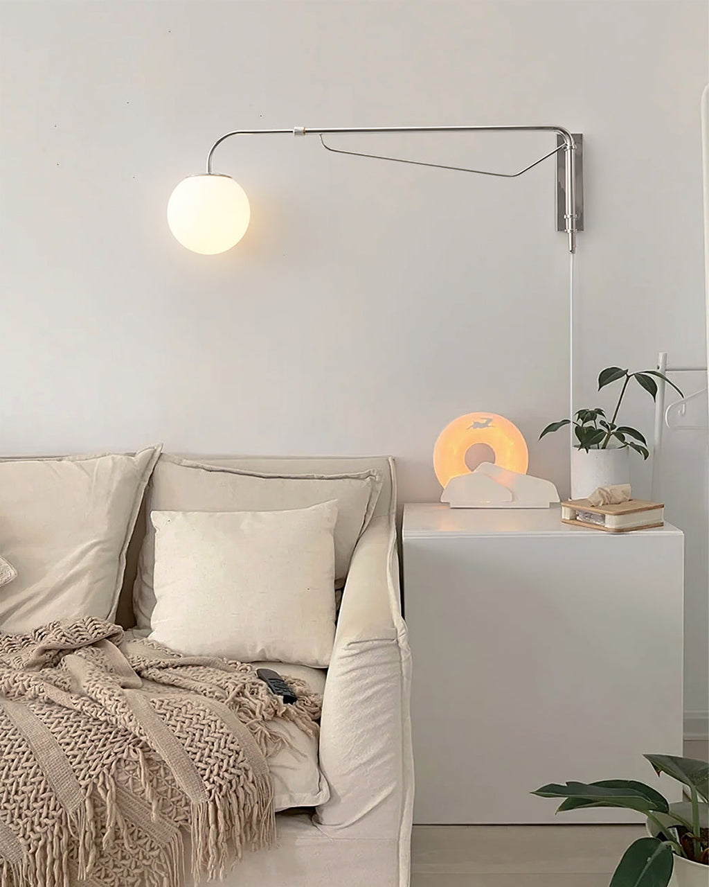 FENWICK WALL-MOUNTED ILLUMINATOR