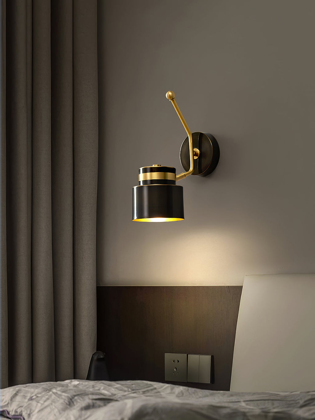 WINDSOR HOLLOW BRASS WALL SCONCE