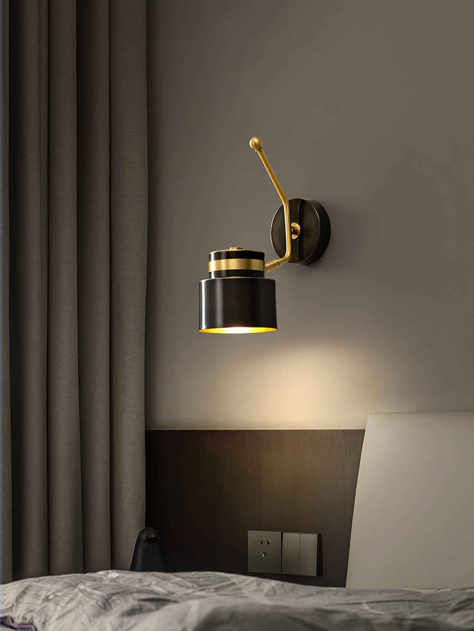 WINDSOR HOLLOW BRASS WALL SCONCE