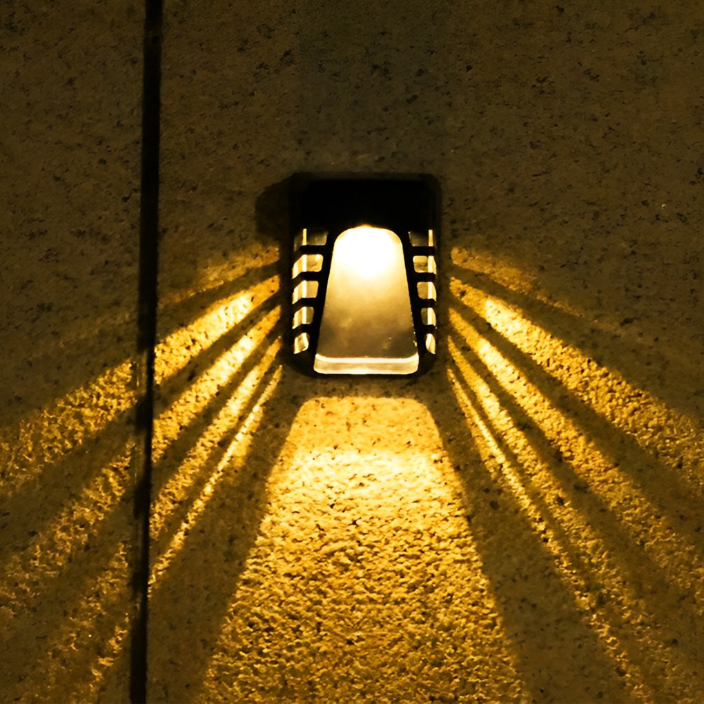 RAVENSCROFT SOLAR-POWERED LED OUTDOOR WALL LANTERN