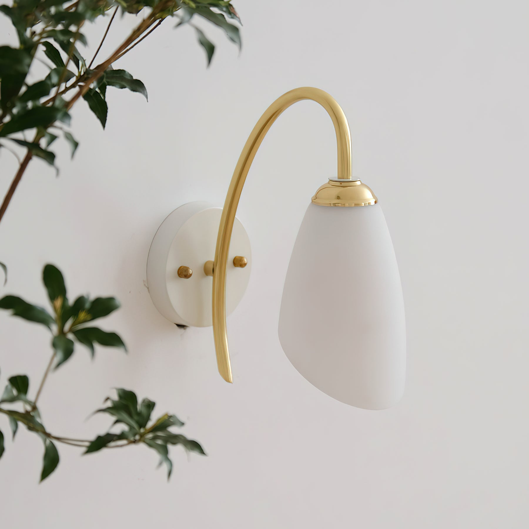 RAVENSHIRE GLOWING WALL SCONCE