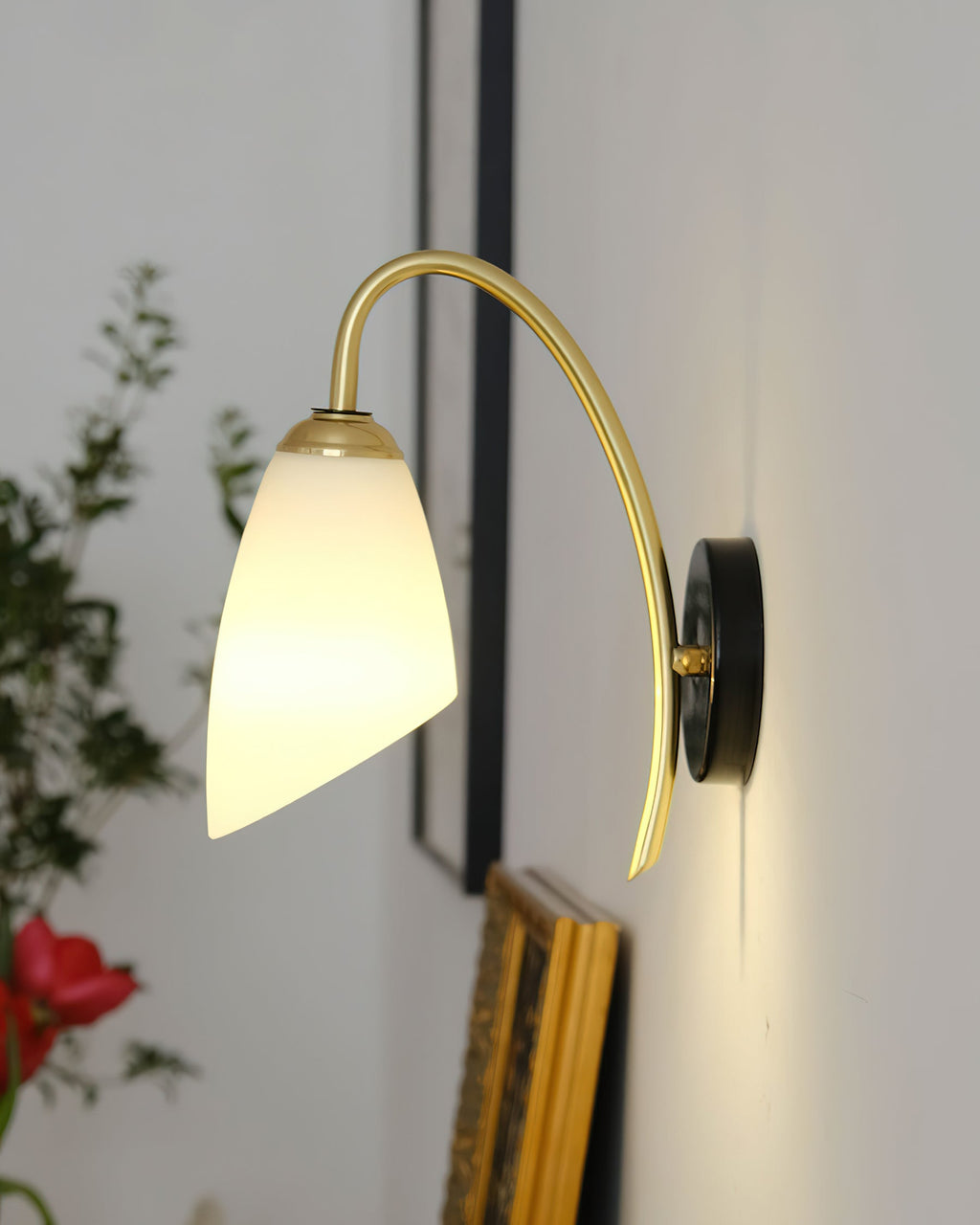 RAVENSHIRE GLOWING WALL SCONCE