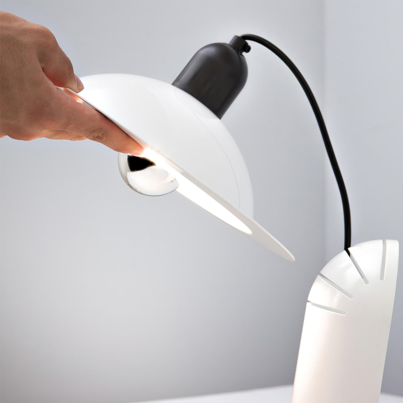 RAVENSHIRE GLOWING ORB TABLE LIGHT