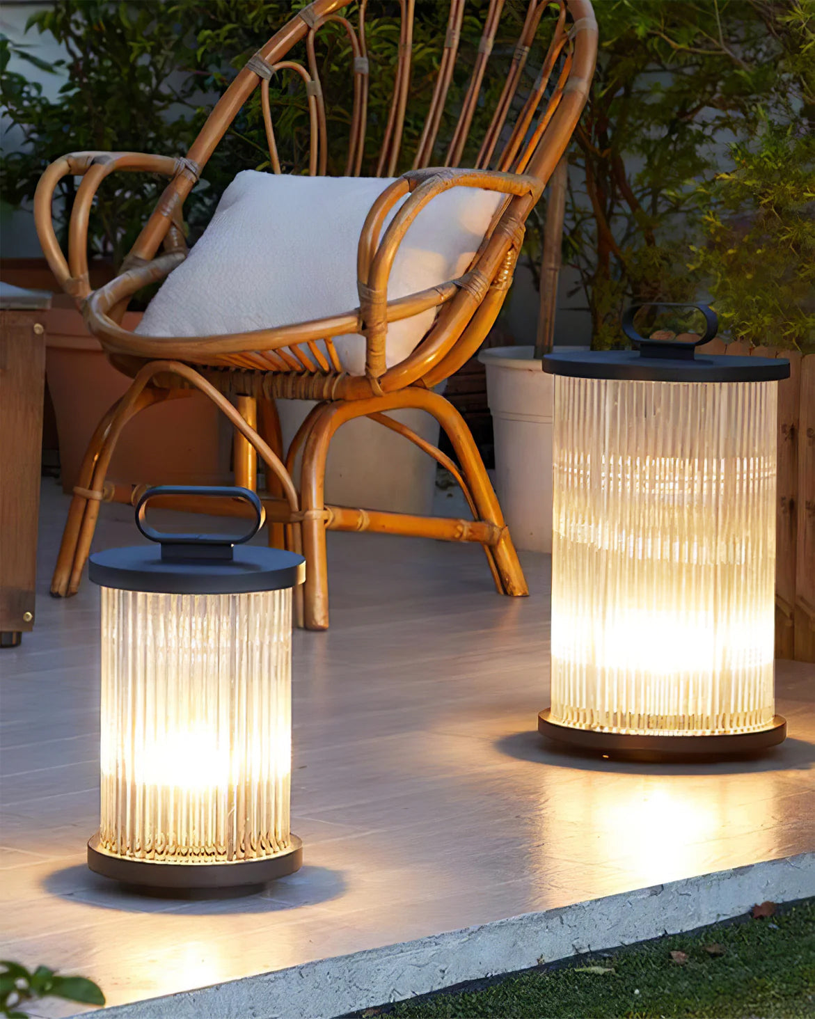 WINTHROP SOLAR-POWERED GLASS TABLE LANTERN