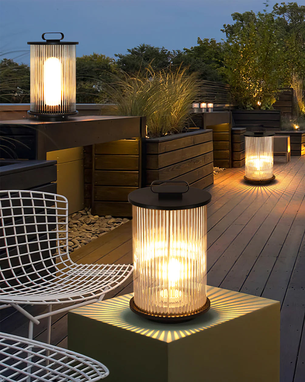 WINTHROP SOLAR-POWERED GLASS TABLE LANTERN