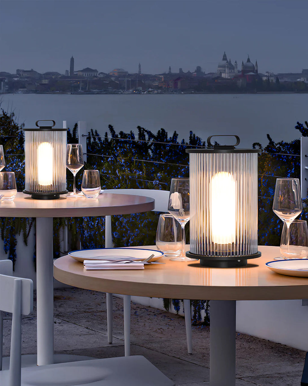 WINTHROP SOLAR-POWERED GLASS TABLE LANTERN