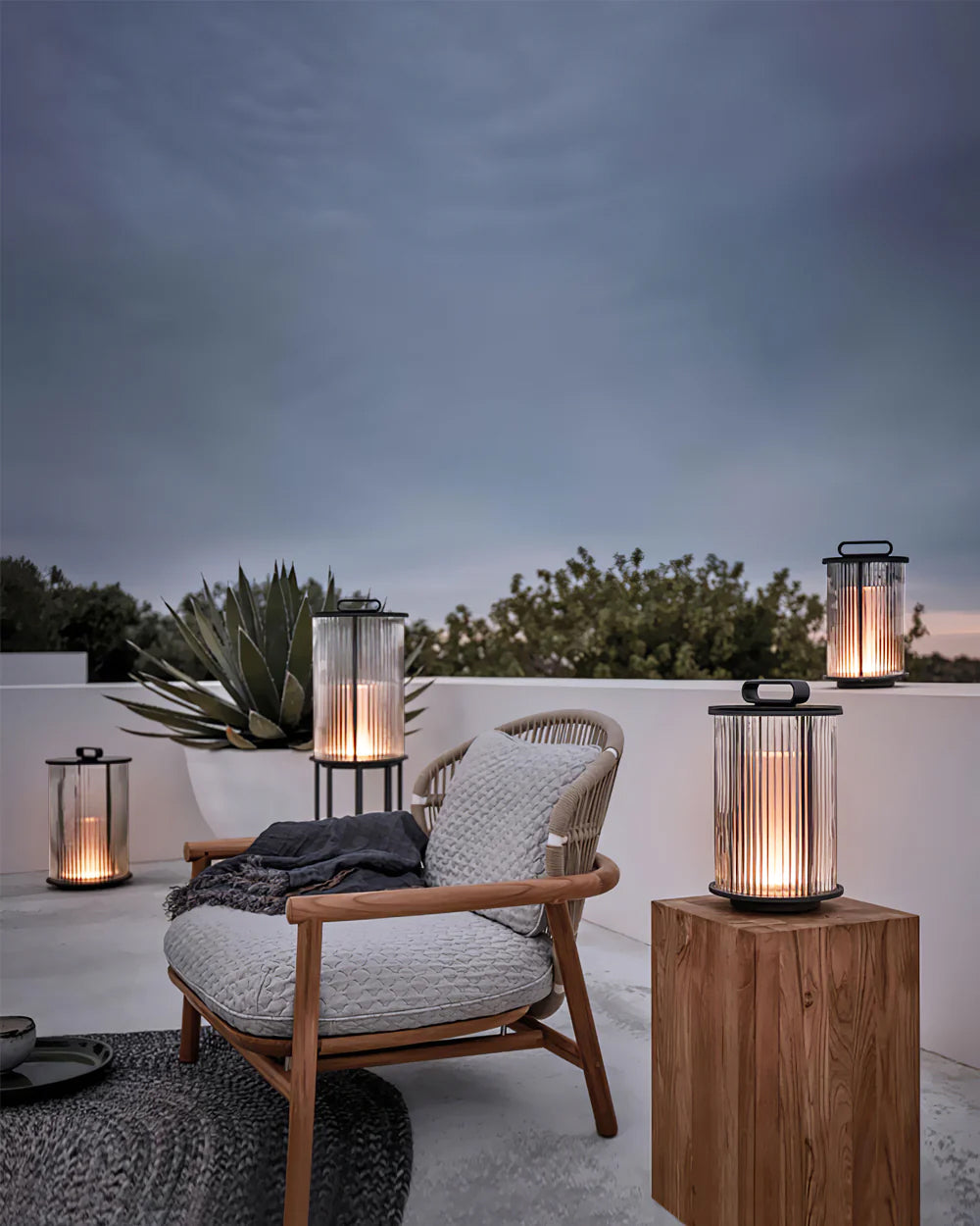 WINTHROP SOLAR-POWERED GLASS TABLE LANTERN