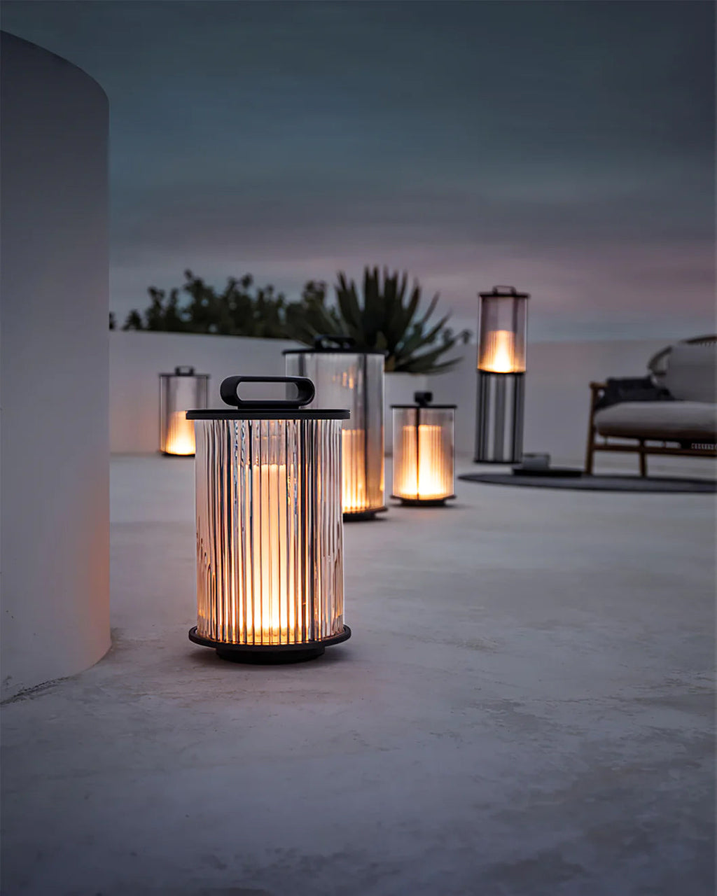 WINTHROP SOLAR-POWERED GLASS TABLE LANTERN