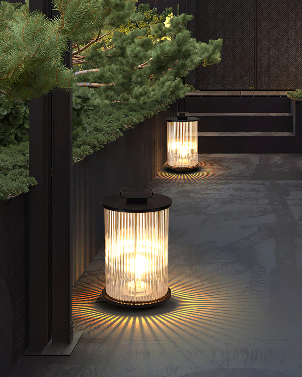 WINTHROP SOLAR-POWERED GLASS TABLE LANTERN