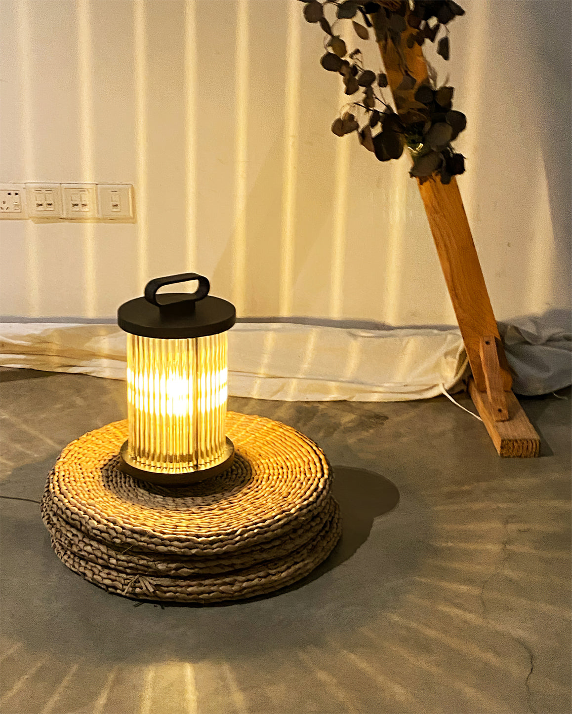 WINTHROP SOLAR-POWERED GLASS TABLE LANTERN
