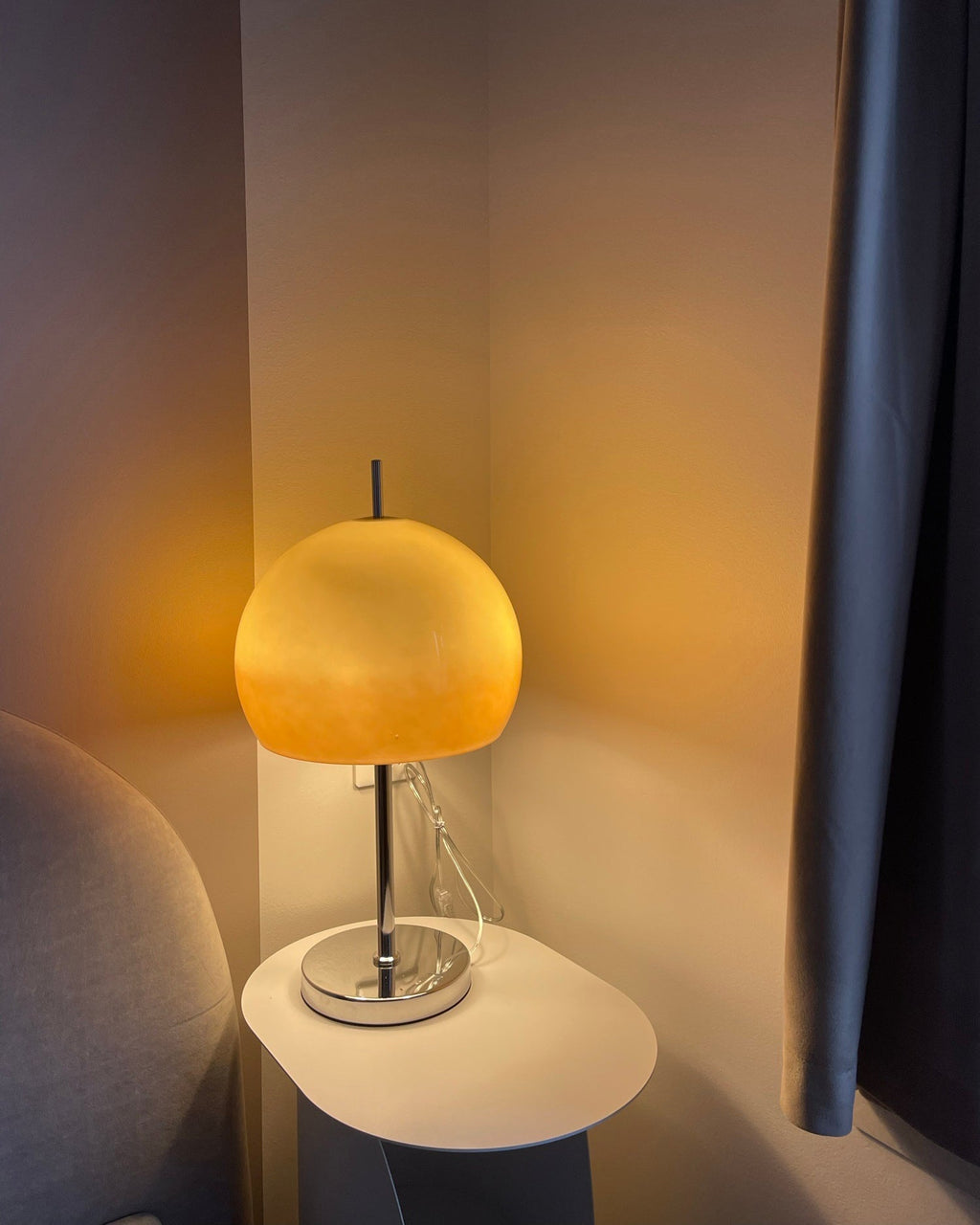 WINTHROP MUSHROOM-SHAPED AMBER LAMP