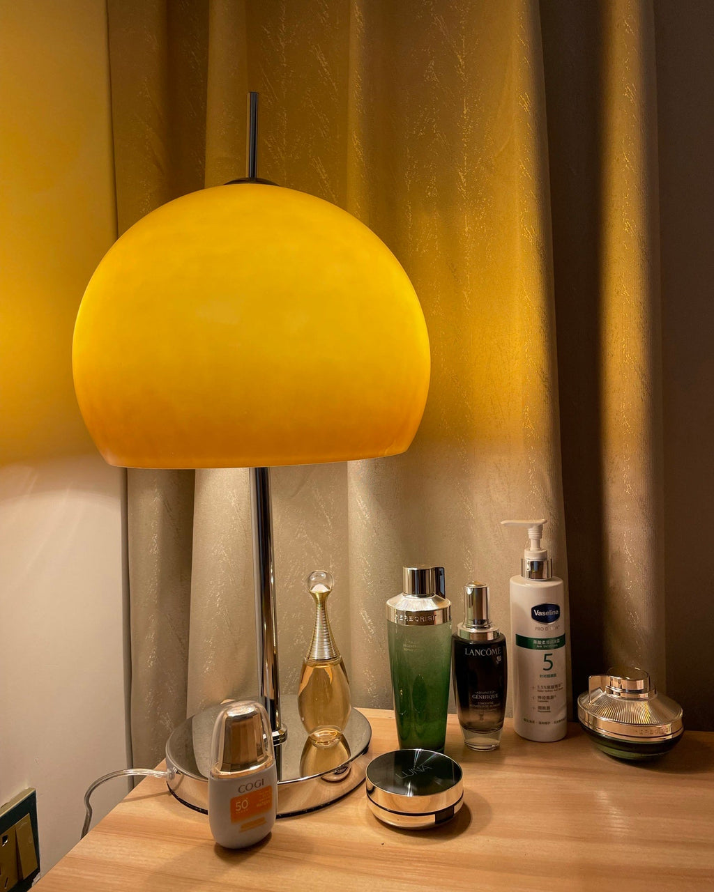 WINTHROP MUSHROOM-SHAPED AMBER LAMP