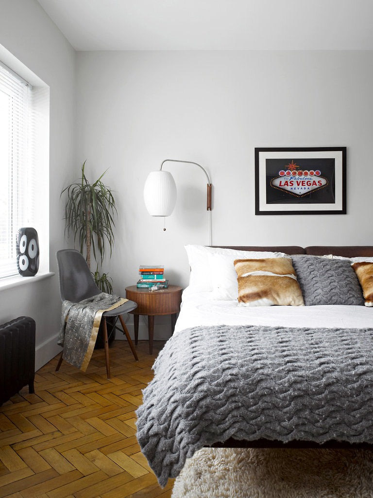 THISTLEWOOD GLOWING WALL SCONCE