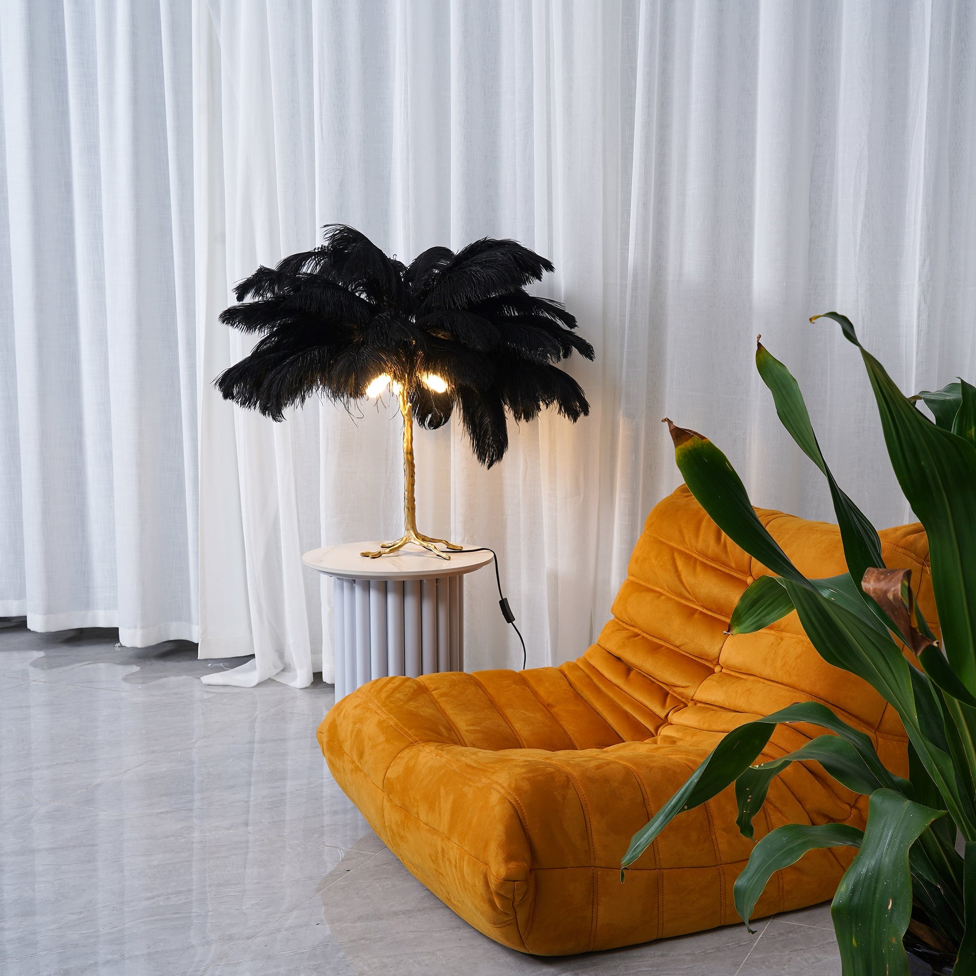 VIVIENNE PLUME ILLUMINATED STAND