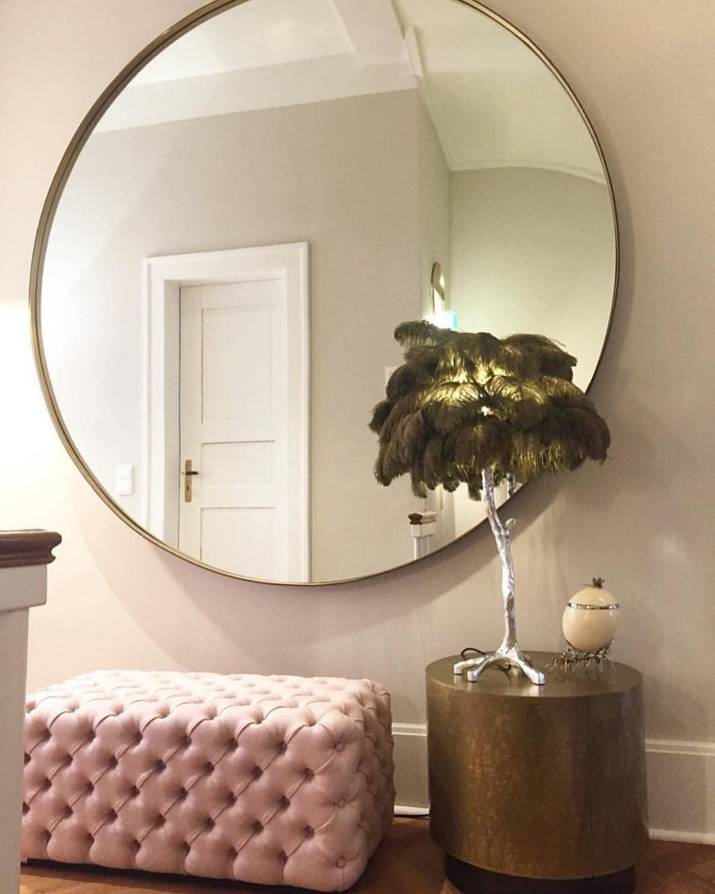 VIVIENNE PLUME ILLUMINATED STAND