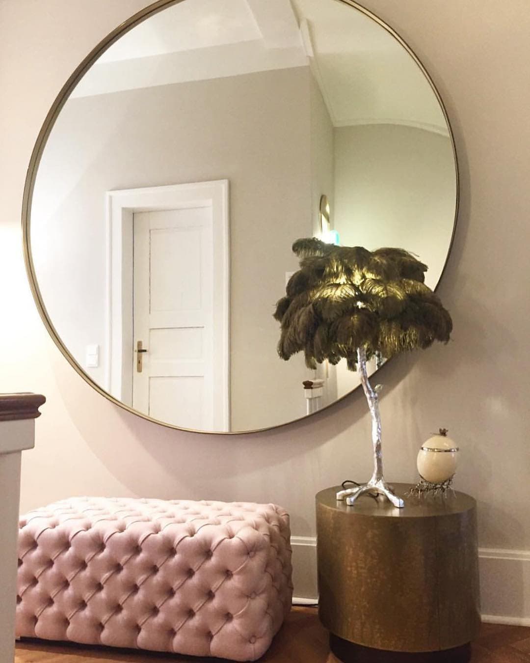 VIVIENNE PLUME ILLUMINATED STAND