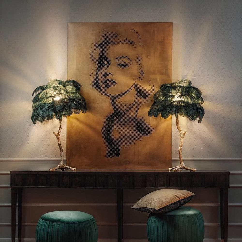 VIVIENNE PLUME ILLUMINATED STAND