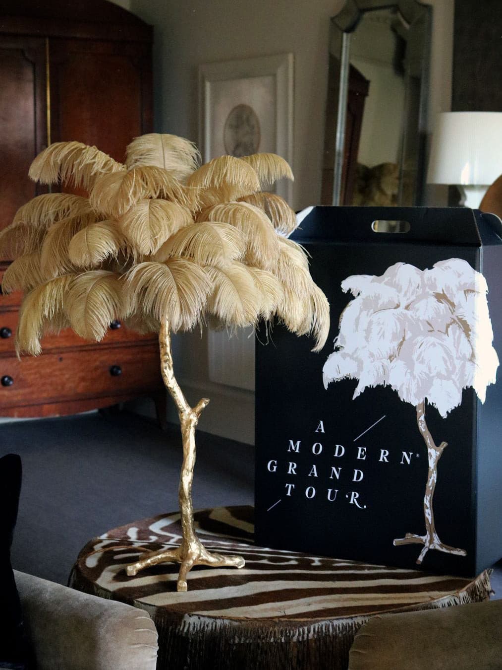 VIVIENNE PLUME ILLUMINATED STAND