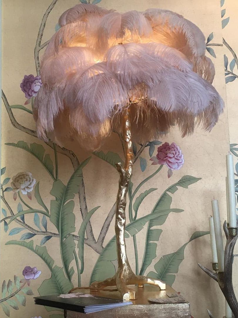 VIVIENNE PLUME ILLUMINATED STAND