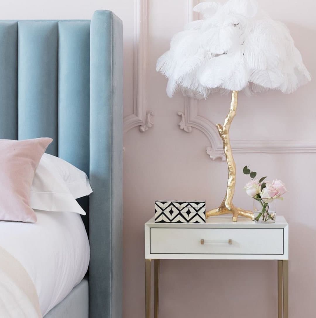 VIVIENNE PLUME ILLUMINATED STAND