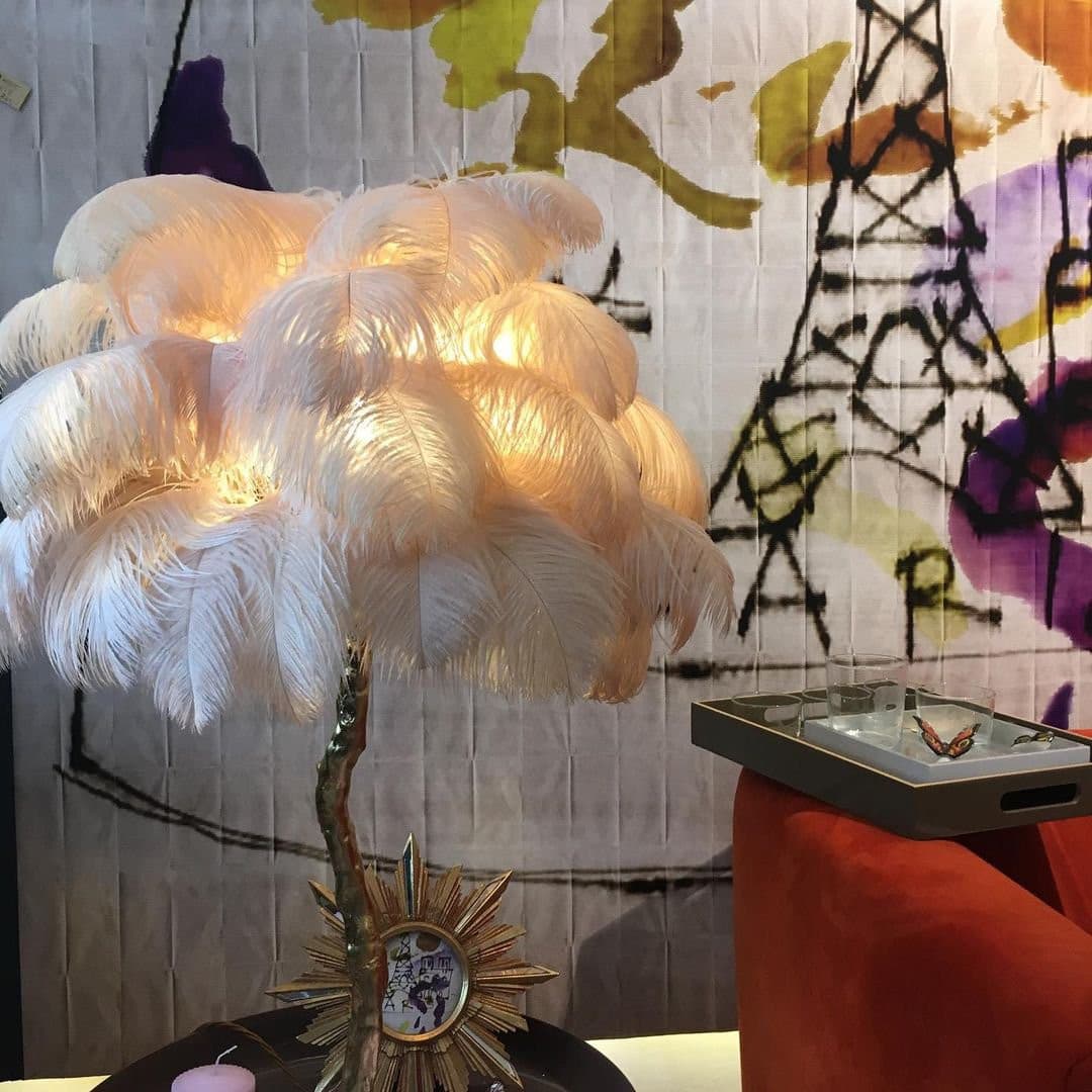 VIVIENNE PLUME ILLUMINATED STAND