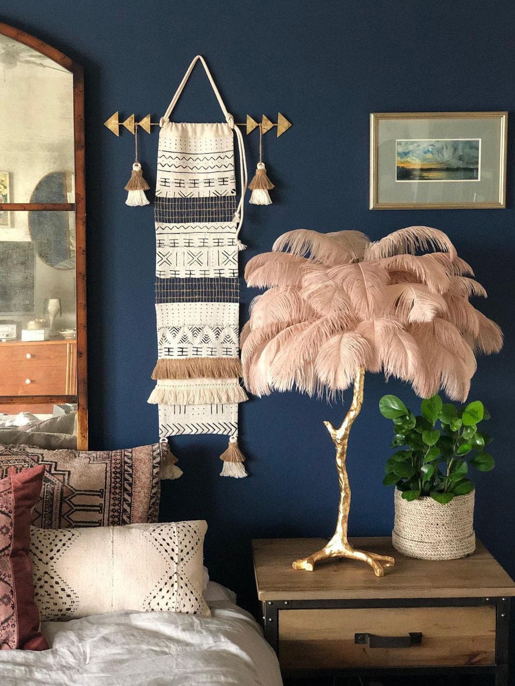 VIVIENNE PLUME ILLUMINATED STAND