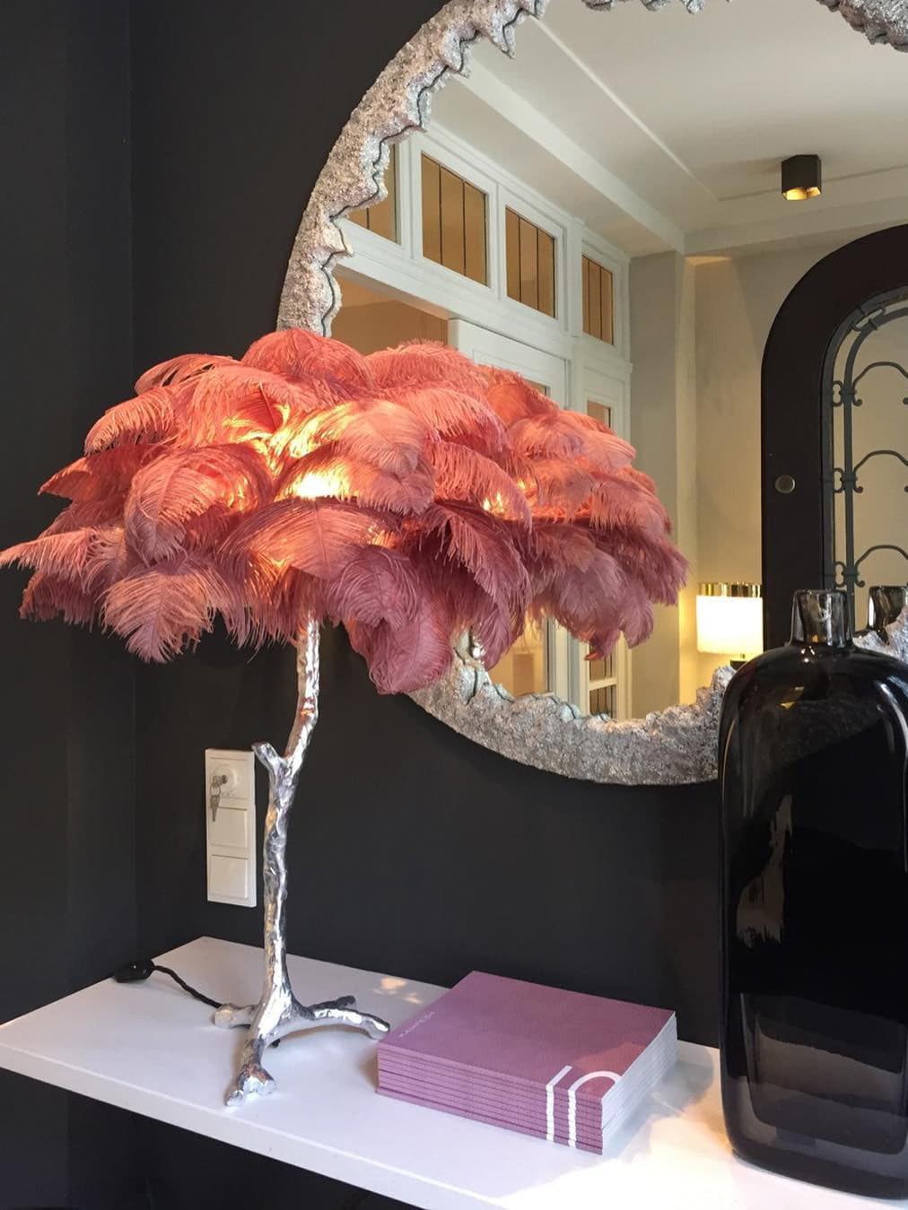VIVIENNE PLUME ILLUMINATED STAND