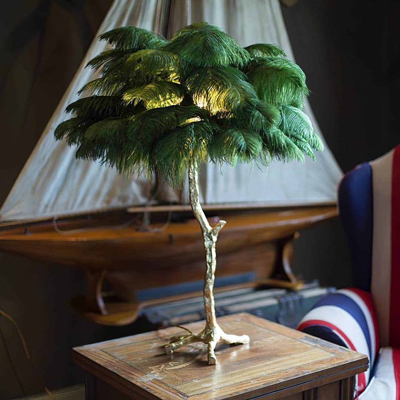 VIVIENNE PLUME ILLUMINATED STAND