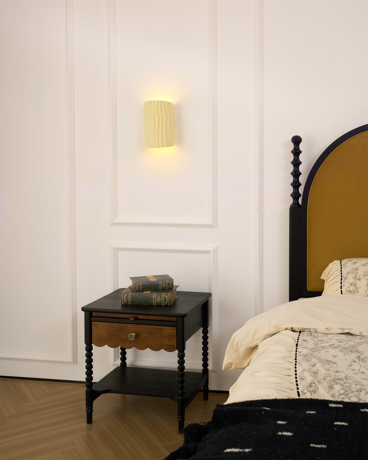 WINDSOR PLEATED RESIN ILLUMINATOR