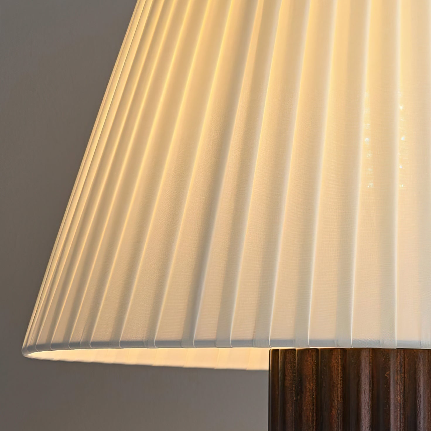 BRAMBLETON WHISPERING GLOW TABLE LAMP