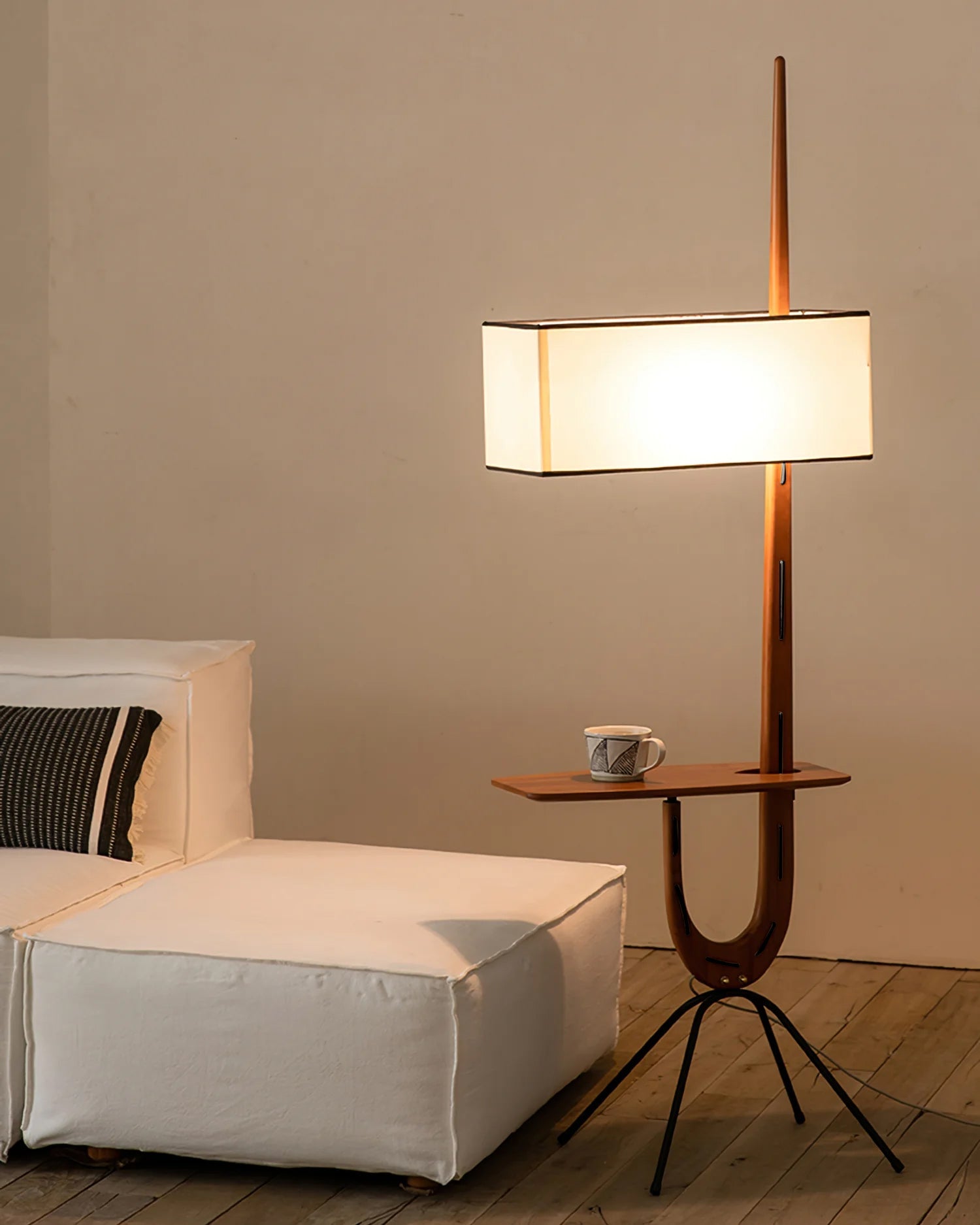 FELTHAM HEIGHTENED GIRAFFE ILLUMINATION LAMP