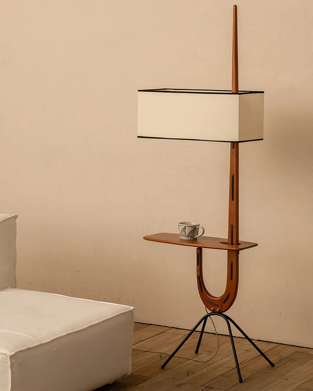 FELTHAM HEIGHTENED GIRAFFE ILLUMINATION LAMP